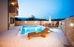 Bazén v ubytování Holiday Home Leon nebo v jeho okolí