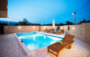 Bazén v ubytování Holiday Home Leon nebo v jeho okolí