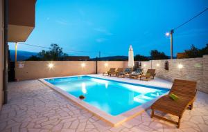 Bazén v ubytování Holiday Home Leon nebo v jeho okolí
