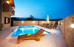 Bazén v ubytování Holiday Home Leon nebo v jeho okolí