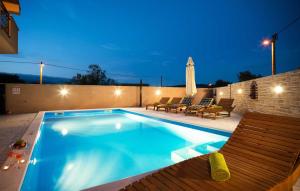 Bazén v ubytování Holiday Home Leon nebo v jeho okolí