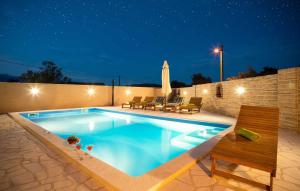 Bazén v ubytování Holiday Home Leon nebo v jeho okolí