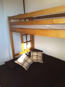 1 dormitorio con litera y almohada en Paradiski proche des pistes plan peisey, en Peisey-Nancroix 13 fotos más