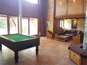 sala de estar con mesa de billar en el suelo de baldosa en Paradiski proche des pistes plan peisey, en Peisey-Nancroix