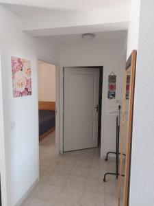 Postel nebo postele na pokoji v ubytování NOUVEL LOCATION d'un Bel appart T2 climatisé et meublé au RDCh avec piscine dans residence les Melody + 23 fotografií