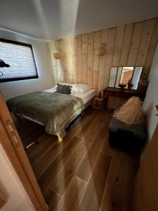 Un pat sau paturi într-o cameră la VILLA VUE MER sur la presqu'ile de GIENS