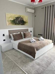 - une chambre avec un lit et 2 serviettes dans l'établissement Manga Apartments 3+1, à Gjirokastër