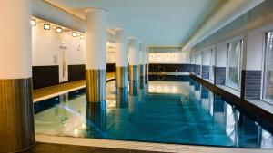 una piscina con colonne in un edificio di Park Plaza Cardiff a Cardiff