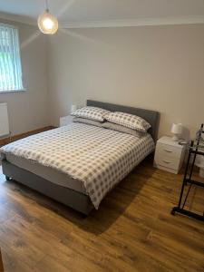 - une chambre avec un lit et 2 oreillers dans l'établissement Contractors Accommodation, à Glyncorrwg