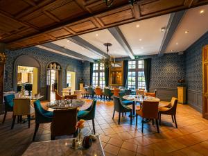 a restaurant with tables and chairs in a room at Ch&acirc;teau de Candie in Chamb&eacute;ry