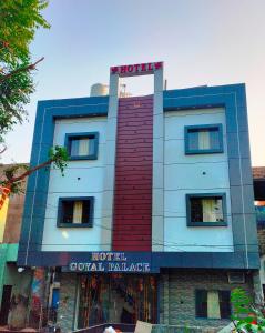 un edificio con un cartel encima en Hotel Goyal Palace en Agra