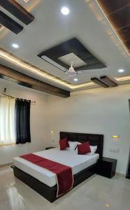 En eller flere senge i et værelse på Hotel Goyal Palace