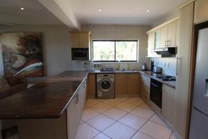 Nhà bếp/bếp nhỏ tại Sea Breeze West 5