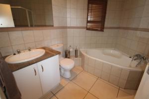 Phòng tắm tại Sea Breeze West 5 +10 ảnh