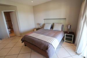 um quarto com uma cama grande e 2 almofadas em Sea Breeze West 5 em Margate