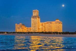 un grand bâtiment avec une lune en face de l'eau dans l'établissement Waldorf Astoria Ras Al Khaimah, à Ras al Khaimah