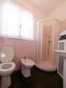 阿奎萊亞的住宿－Casa Magnolia，浴室配有卫生间、淋浴和盥洗盆。