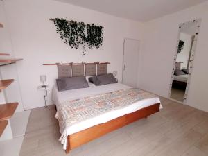 1 dormitorio con 1 cama grande en una habitación en Casa Magnolia en Aquiléia