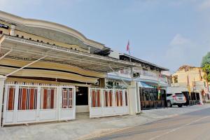 un bâtiment avec des portes blanches dans une rue dans l'établissement OYO 92945 Guest House Nusa Indah Syariah, à Bandar Lampung