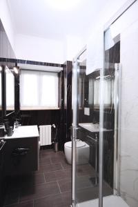 een badkamer met een douche, een wastafel en een toilet bij VATICAN HOME ROMA in Rome