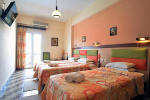 Postel nebo postele na pokoji v ubytování Maltezos Hotel