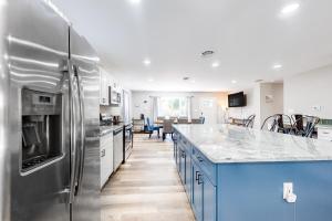 eine Küche mit blauen Schränken und einem Kühlschrank aus Edelstahl in der Unterkunft Town of Millville --- 32669 Cedar Drive in Millville