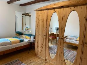 een slaapkamer met 2 bedden en een kamer met spiegels bij Ferienwohnung Rumpf**** in Volkmarsen