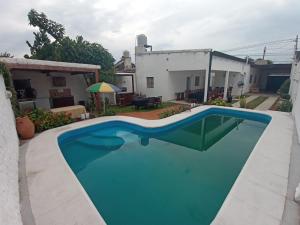 聖米格爾德圖庫曼的住宿－el mistol，一座房子后院的游泳池