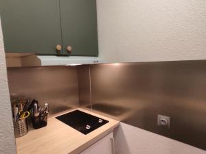 a kitchen with a stove and a counter top at Studio Plagne Bellecôte, 1 pièce, 4 personnes - FR-1-181-2333 in La Plagne Tarentaise