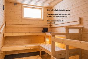 uma sauna com um banco dentro em Snowflake Suites II em Rovaniemi