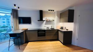 a kitchen with a black counter top and a window at Ruhiges Designer Apartment in Zentrum & Rheinnähe in Bonn +6 photos