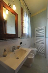 A bathroom at Gli Oleandri