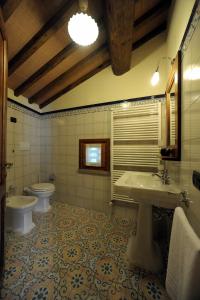 łazienka z umywalką i toaletą w obiekcie Gli Oleandri w mieście Castelfiorentino