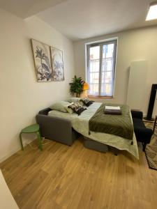 sypialnia z łóżkiem i krzesłem w obiekcie Le Studio w mieście Montauban