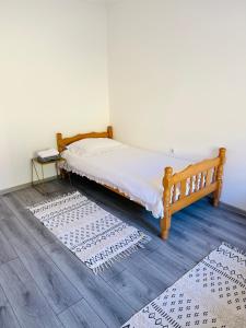una camera con un letto e due tappeti sul pavimento di Vikendica Gracanica 