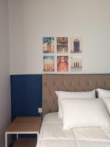 a bed with white sheets and a table on top at Lapa Hostel - PARANÁ in Lapa