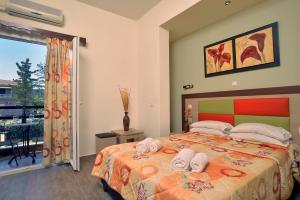 Postel nebo postele na pokoji v ubytování Maltezos Hotel