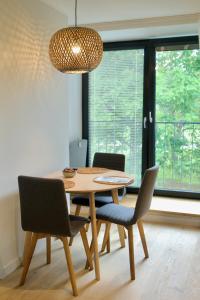 uma mesa e cadeiras num quarto com uma janela em Seaside apartment Albatross, 16 em Ķesterciems