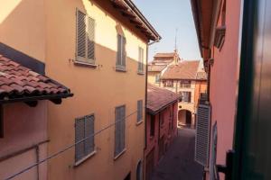 une vue sur une ruelle située entre deux bâtiments dans l'établissement CA’ De La Torre, à Bologne