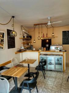 um restaurante com mesas e cadeiras e uma cozinha em Penzion Weber em Cesky Krumlov