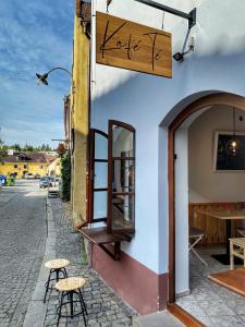 um restaurante com dois bancos na lateral de um edifício em Penzion Weber em Cesky Krumlov