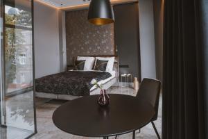 a hotel room with a bed and a table with a table sidx sidx at Apartamenty Kopernika 7 in Zielona Góra