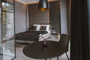 Habitación de hotel con cama y mesa con sidra de mesa en Apartamenty Kopernika 7, en Zielona Góra