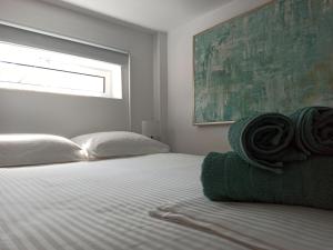 - une chambre avec un grand lit et une fenêtre dans l'établissement Cosy loft, à Platamonas