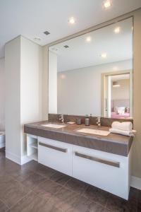 uma casa de banho com 2 lavatórios e um espelho grande em Madeira Residence Apartment AK5 no Funchal