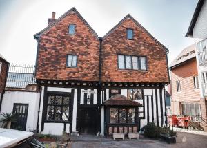 uma casa antiga com um grande edifício de tijolos em Taylour House - Edenbridge em Kent