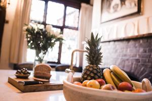 un bol de fruta sentado en una mesa en Taylour House - Edenbridge, en Kent