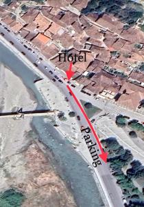 eine Straßenkarte mit einem roten Pfeil, der auf ein Hotel zeigt in der Unterkunft Beratino Hotel in Berat