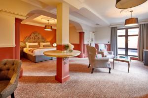 Habitación de hotel con cama y mesa en Hoar Cross Hall, en Newborough