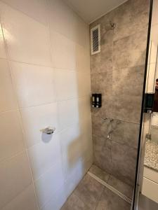 baño con ducha y puerta de cristal en A344 en Resistencia